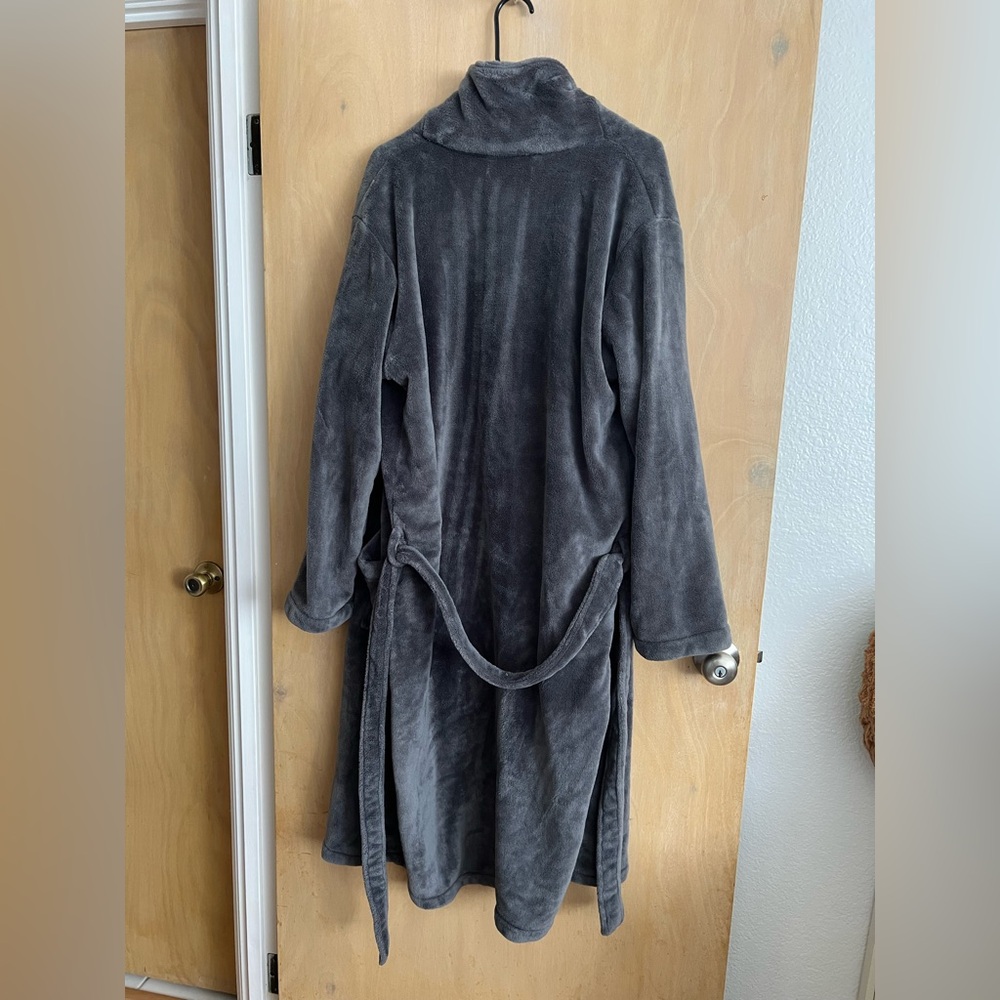 Gray Men's Plush Robe - Picture 5 of 6